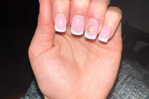 Queen nails image