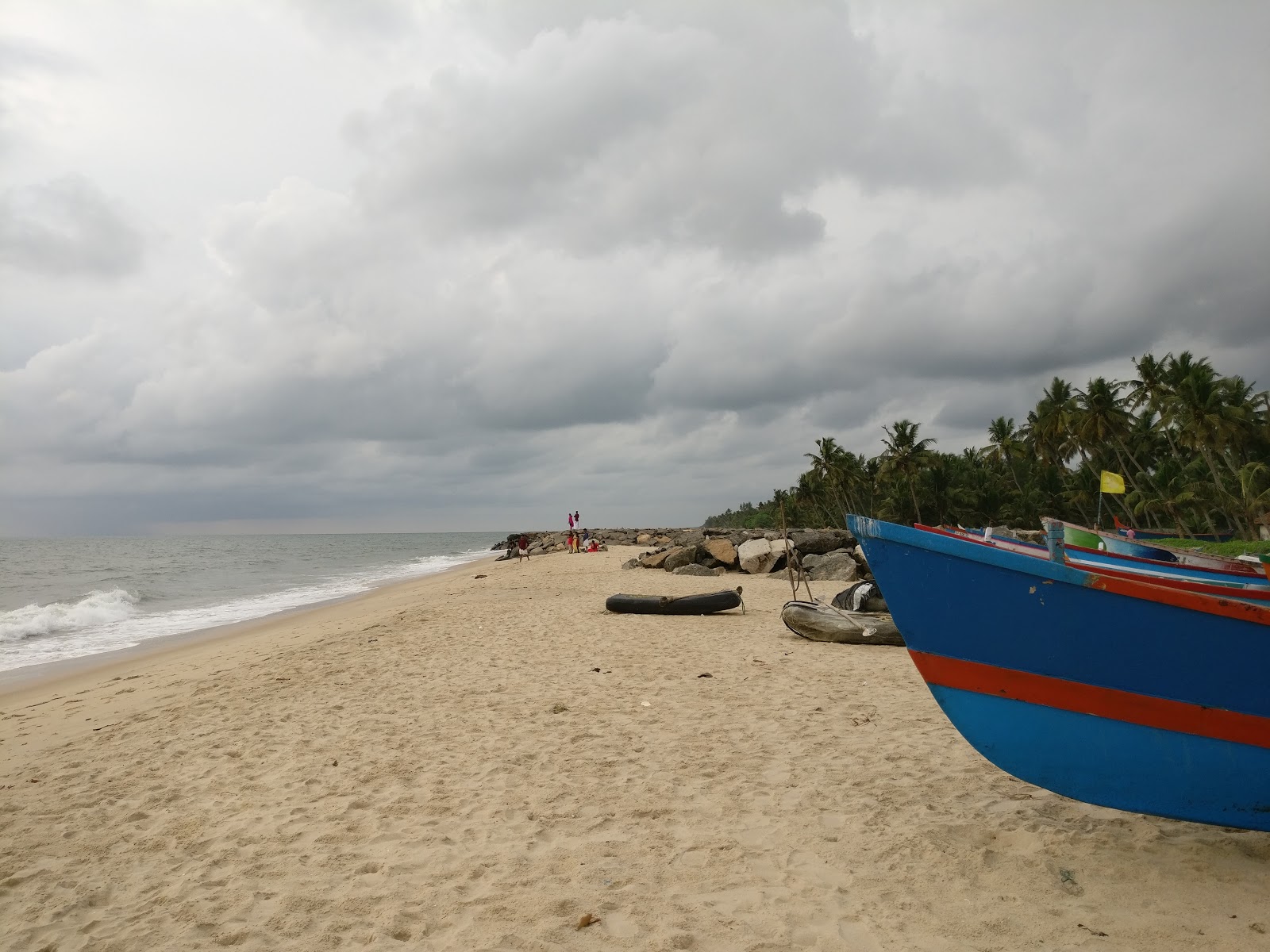 Photo de Thaickal Beach avec plusieurs petites baies