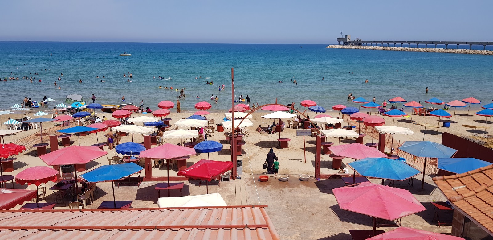 Foto von Sandy Beach mit beiger sand Oberfläche
