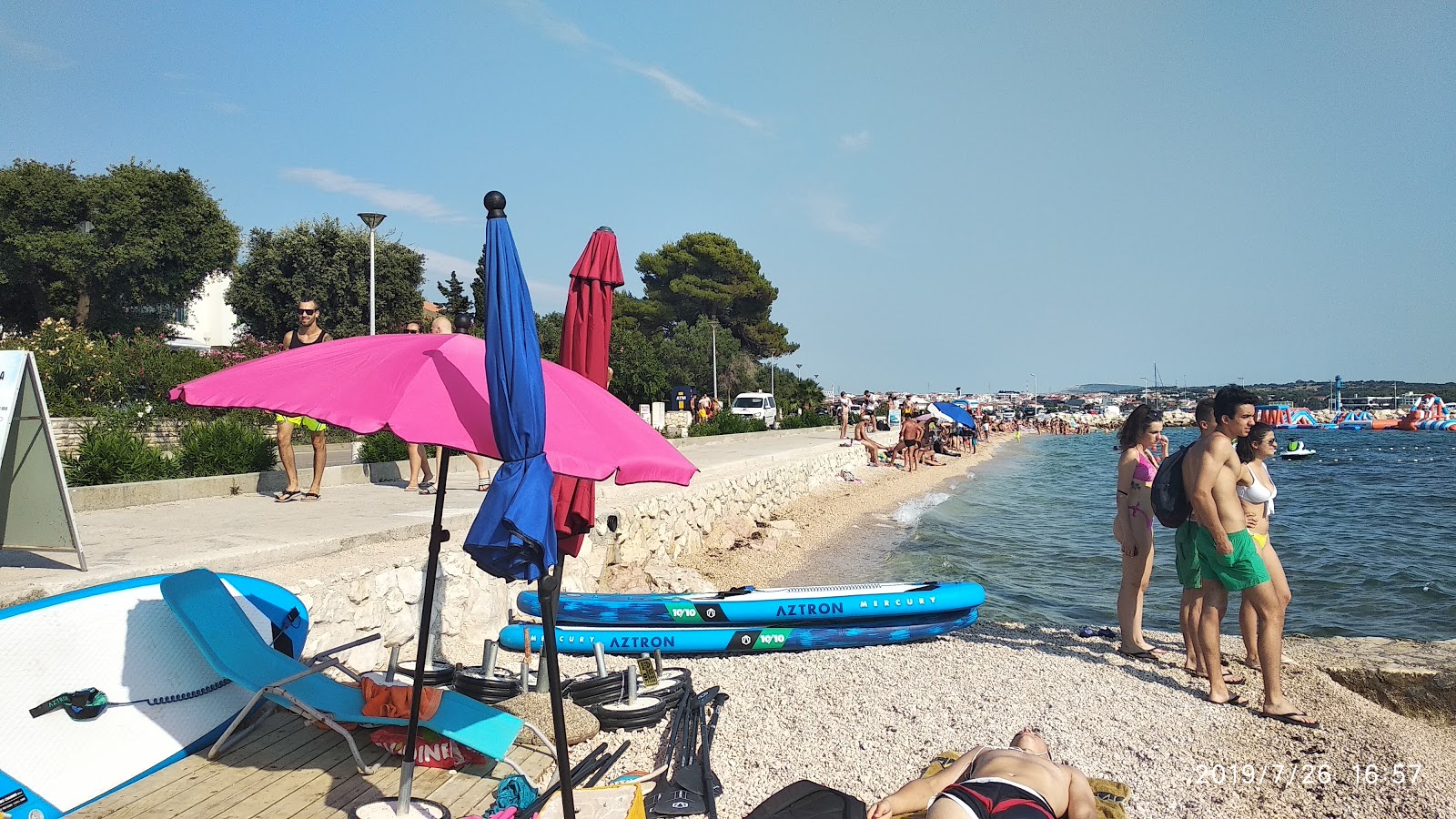 Riva beach的照片 带有碧绿色纯水表面