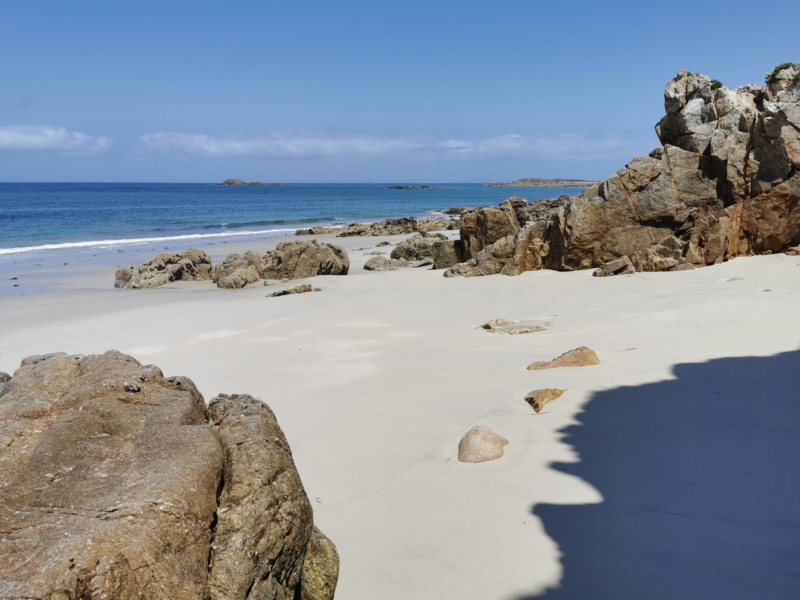 Plage de Porsevigne'in fotoğrafı dağlarla çevrili