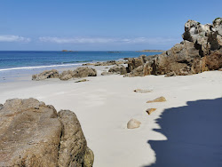 Plage de Porsevigne'in fotoğrafı dağlarla çevrili
