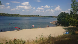 Strandbad Sandersdorf'in fotoğrafı geniş bir kıyı şeridi ile birlikte