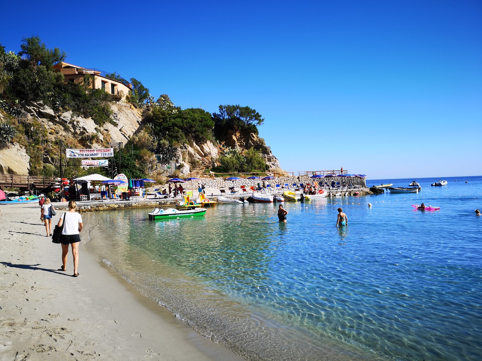 Fotografija Sant'Andrea Beach z majhni več zalivi