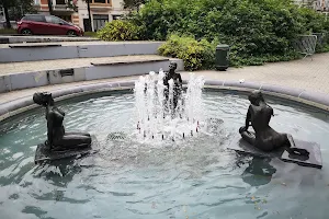 Fontaine Les Trois Nymphes image