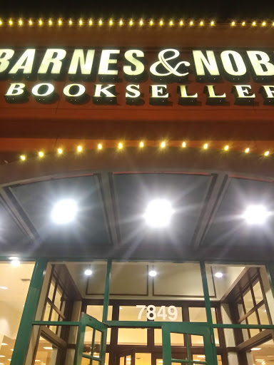 Shopping Mall «Villaggio Shopping Center», reviews and photos, 7959 N Blackstone Ave, Fresno, CA 93720, USA