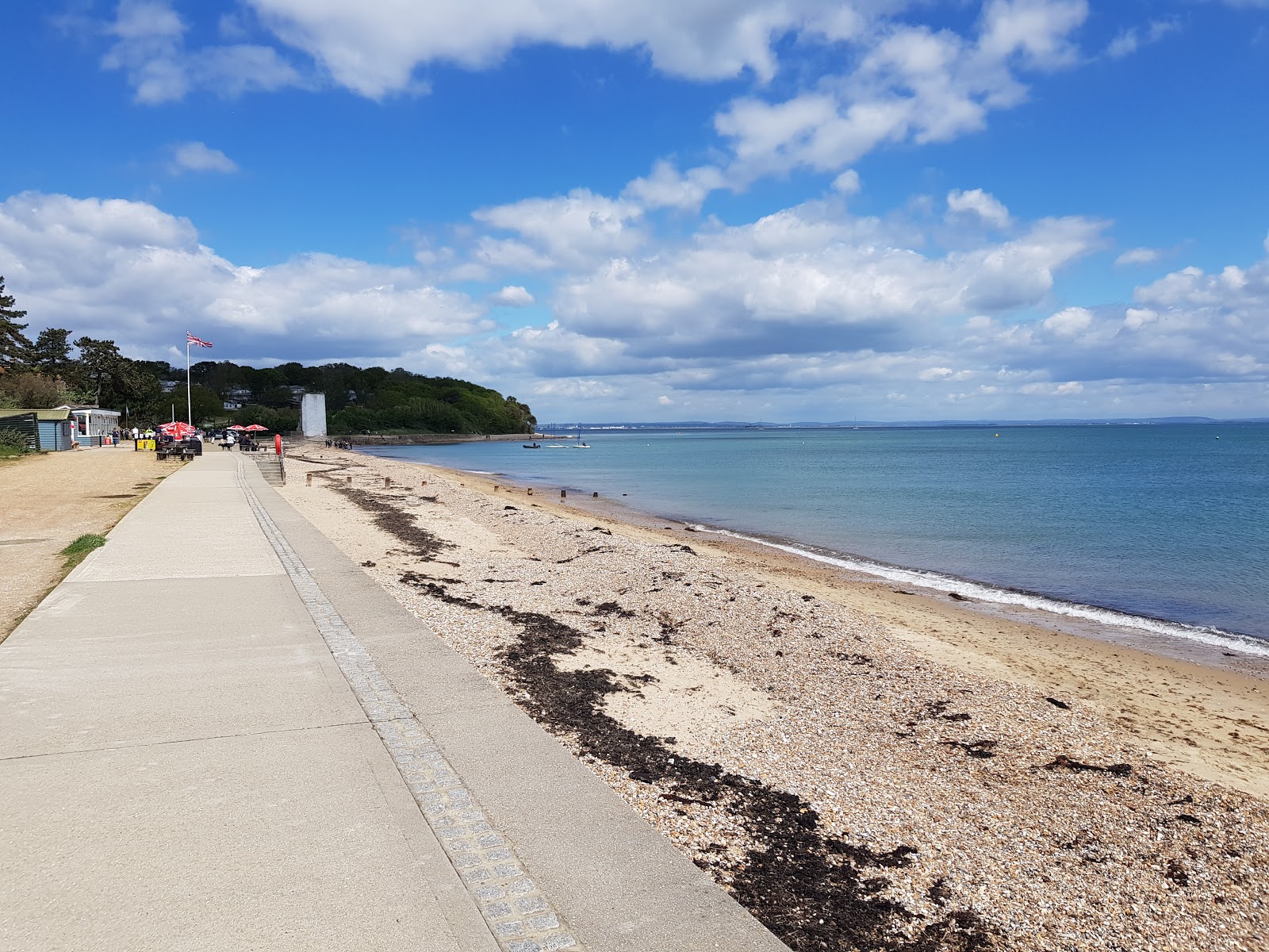 Foto di St. Helens Duver Beach con una superficie del sabbia beige e ciottoli