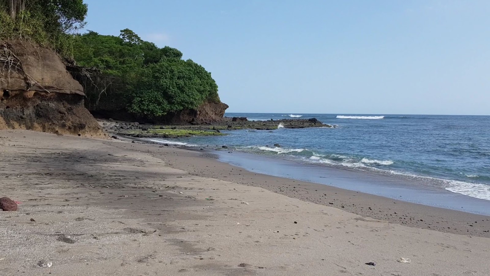 Fotografija Soan Galuh Beach z rjavi pesek površino