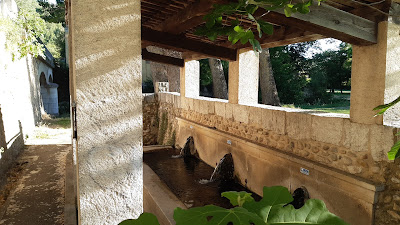 Lavoir la fontaine de Blanchon à Riez