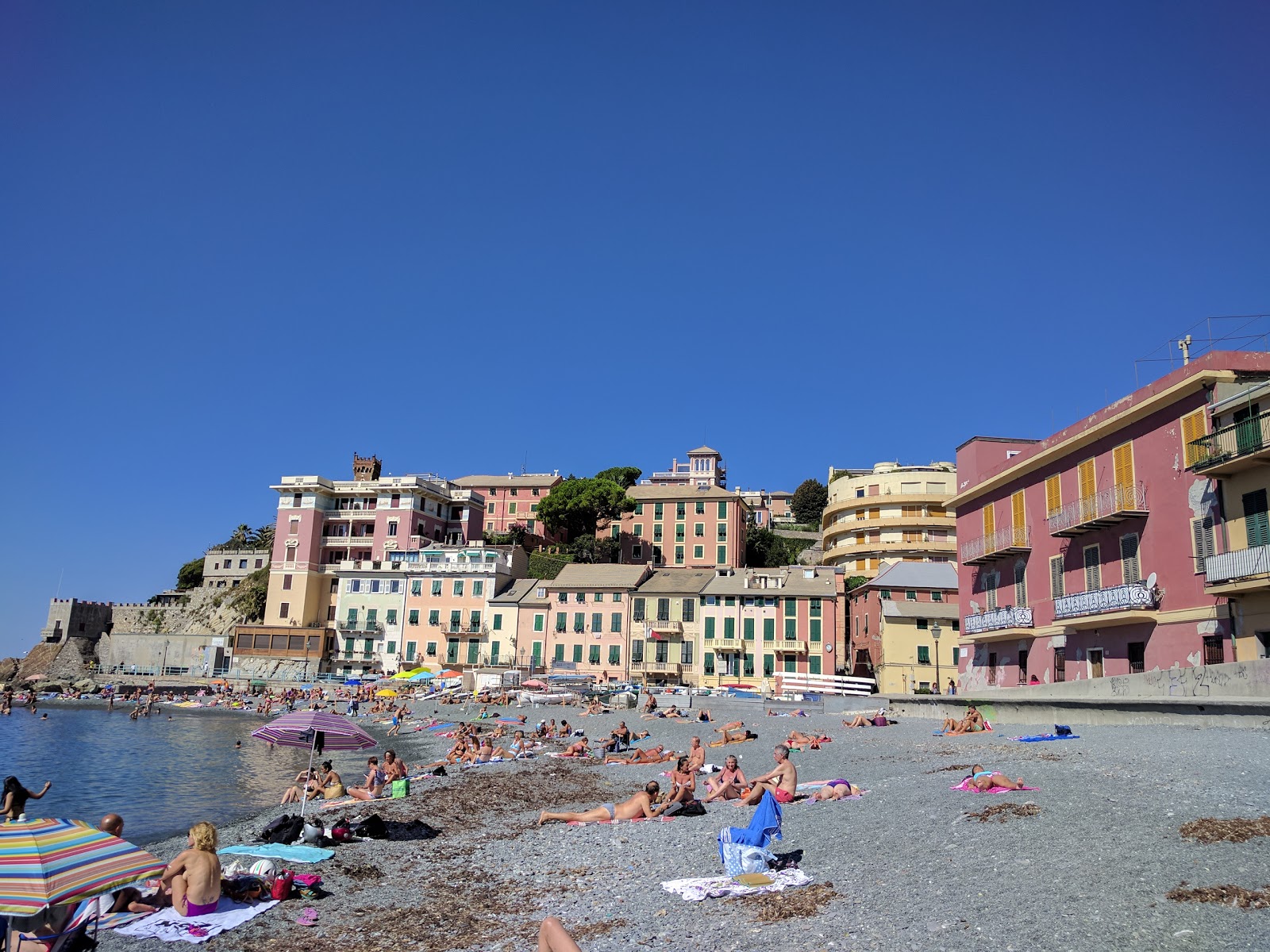 Foto van Boccadasse Strand met blauw water oppervlakte