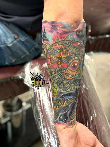 Explore skull and roses tattoo ideas, creative tattoo ideas in Omaha, available at Inkfu Tattoo Studio