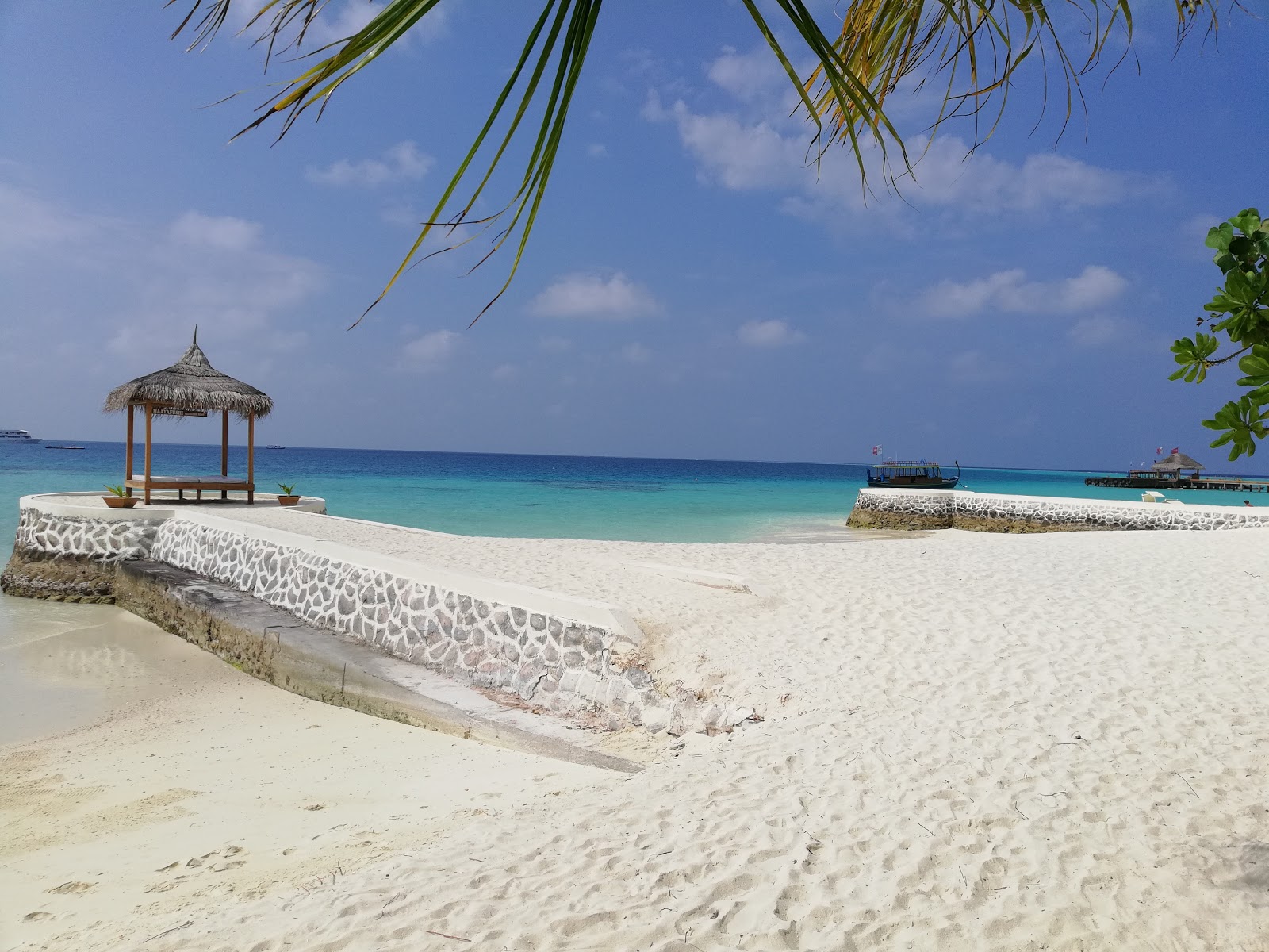 Valokuva Maayafushi Island Resortista. pinnalla turkoosi puhdas vesi:n kanssa