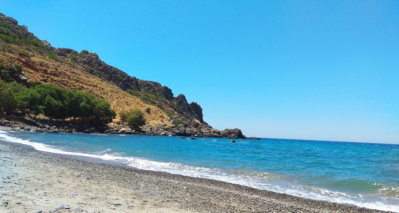 Φωτογραφία του Sfinari Beach με ευρύχωρη ακτή