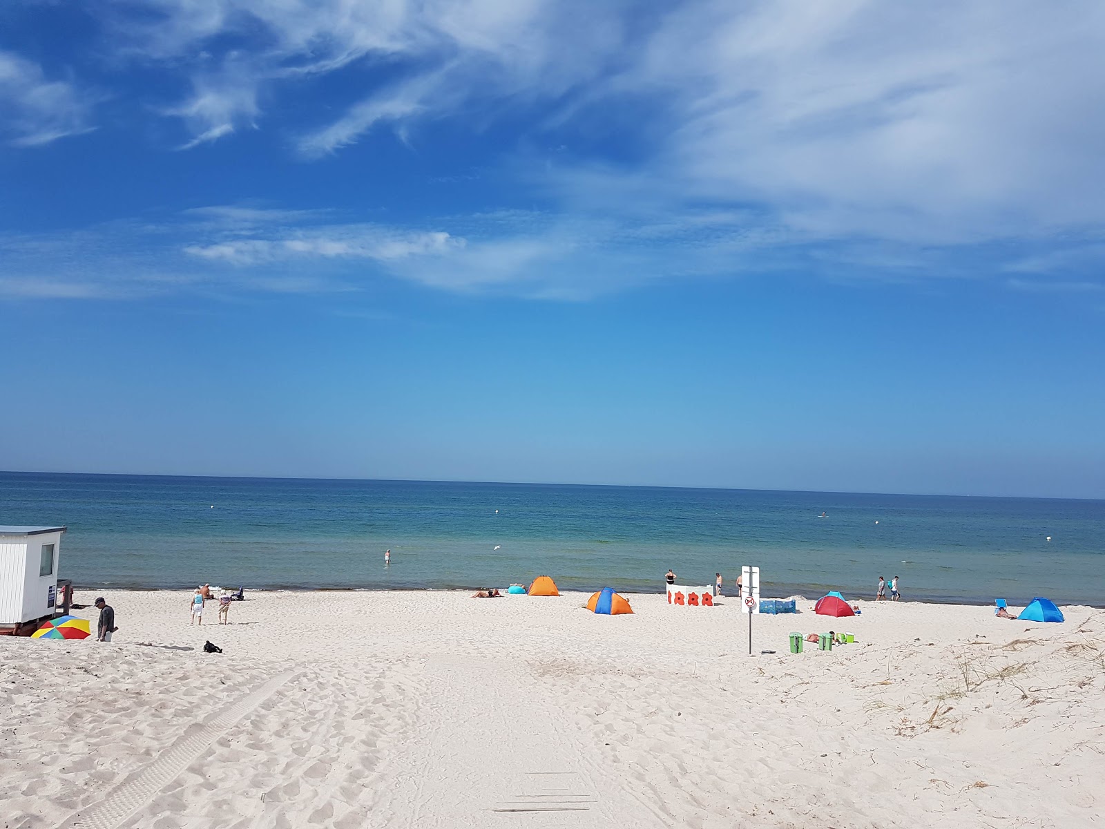 Foto de Dierhagen Neuhaus Strand com linha costeira longa e reta