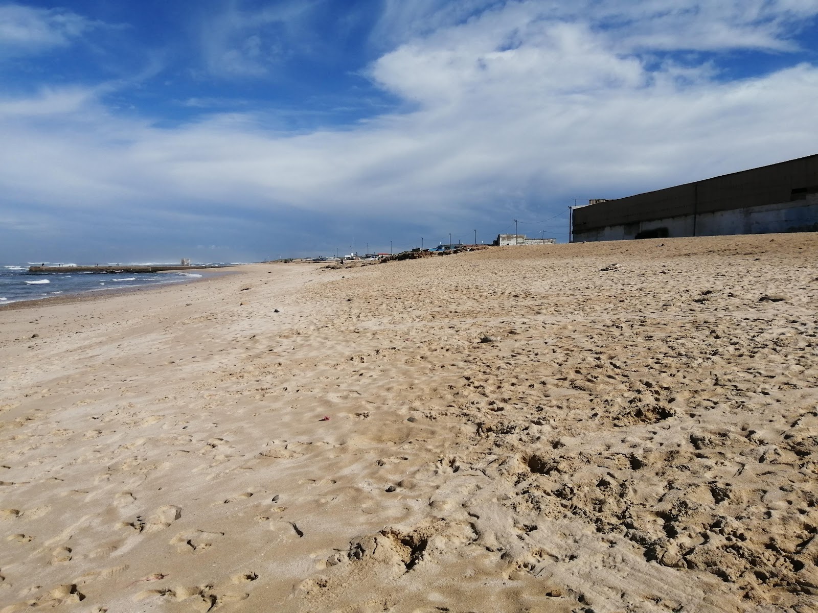 Fotografija shaty yn sb z svetel fin pesek površino
