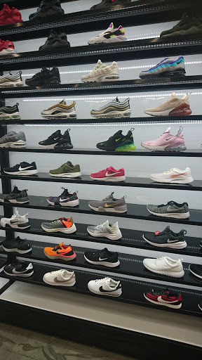 Shoe Store «Shoe Palace», reviews and photos, 8155 Camino Arroyo #13, Gilroy, CA 95020, USA