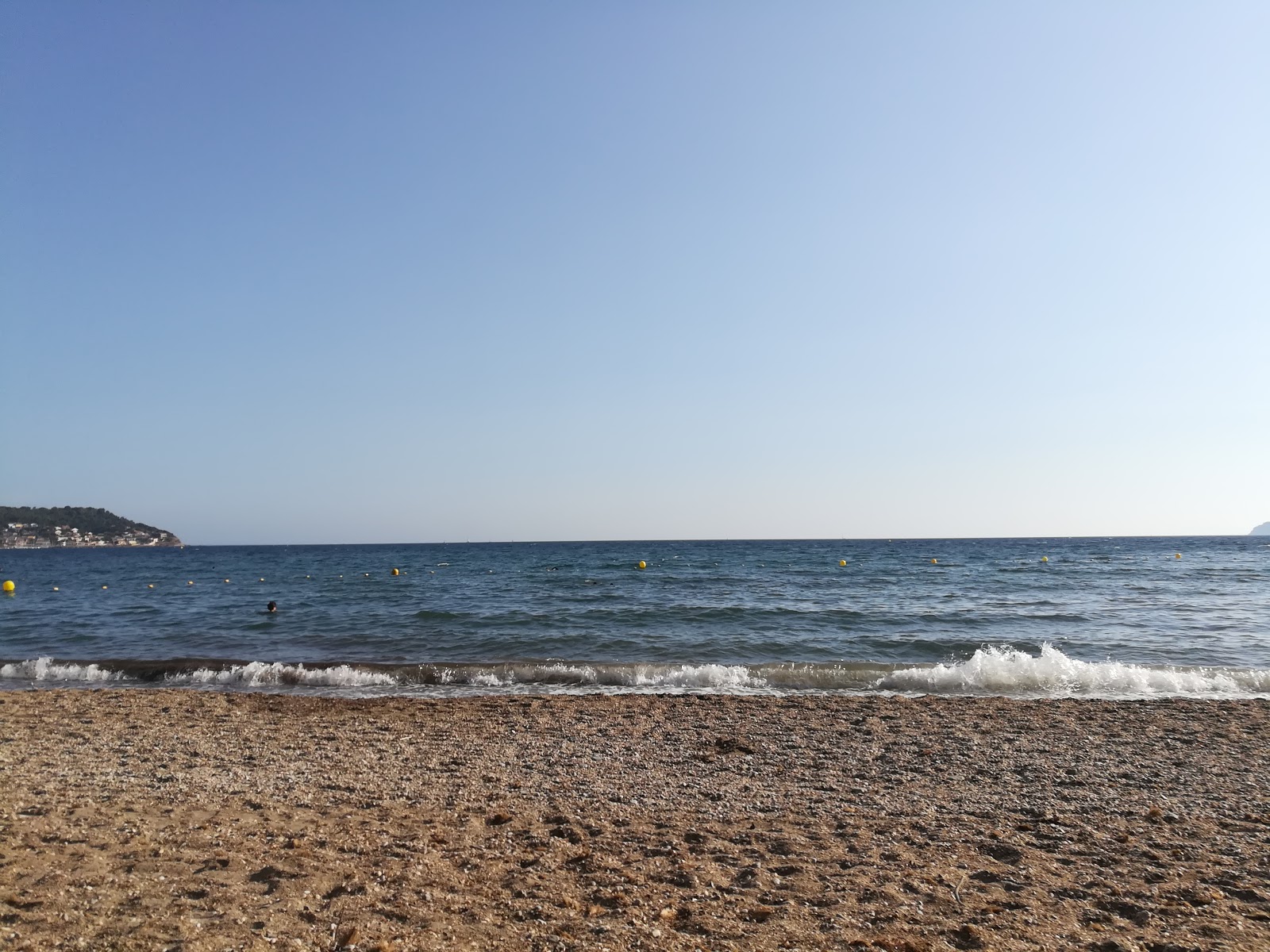 Plage des Bonnettes'in fotoğrafı dağlarla çevrili