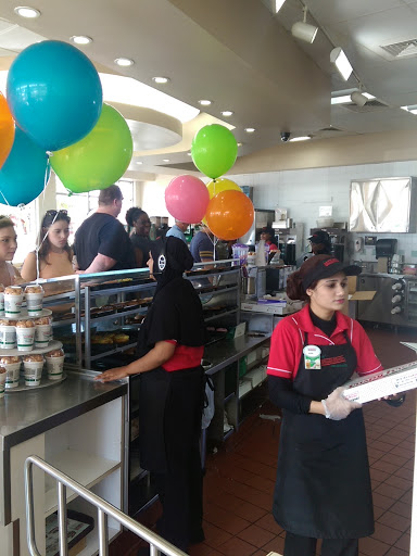 Bakery «Krispy Kreme Doughnuts», reviews and photos, 208 W 14 Mile Rd, Troy, MI 48083, USA