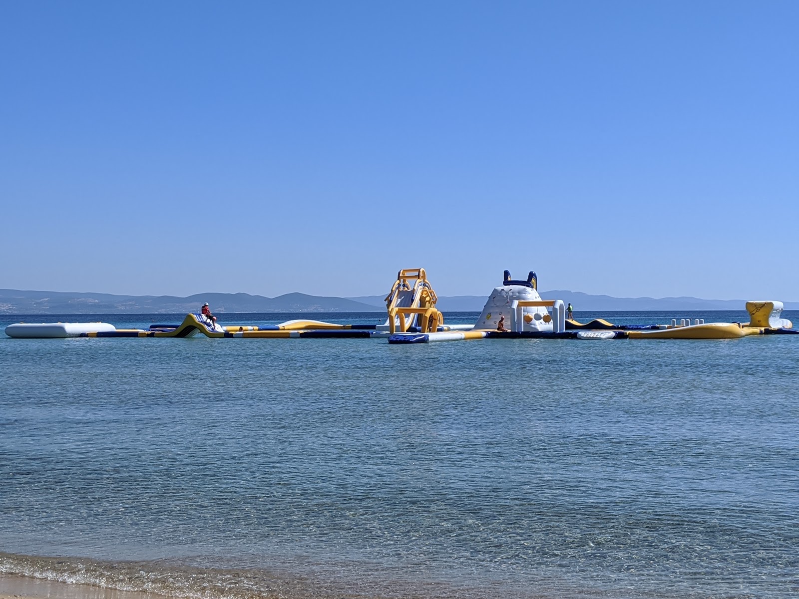 Fotografie cu Baby blue beach și așezarea