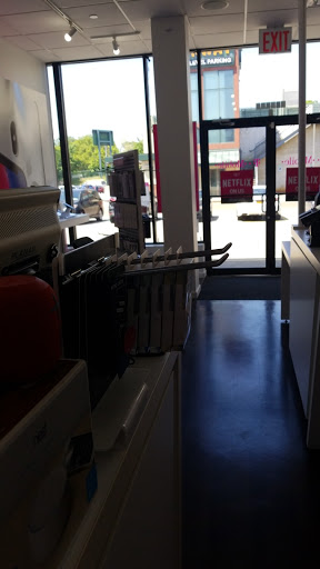 Cell Phone Store «T-Mobile», reviews and photos, 242-02 61st Ave, Douglaston, NY 11362, USA