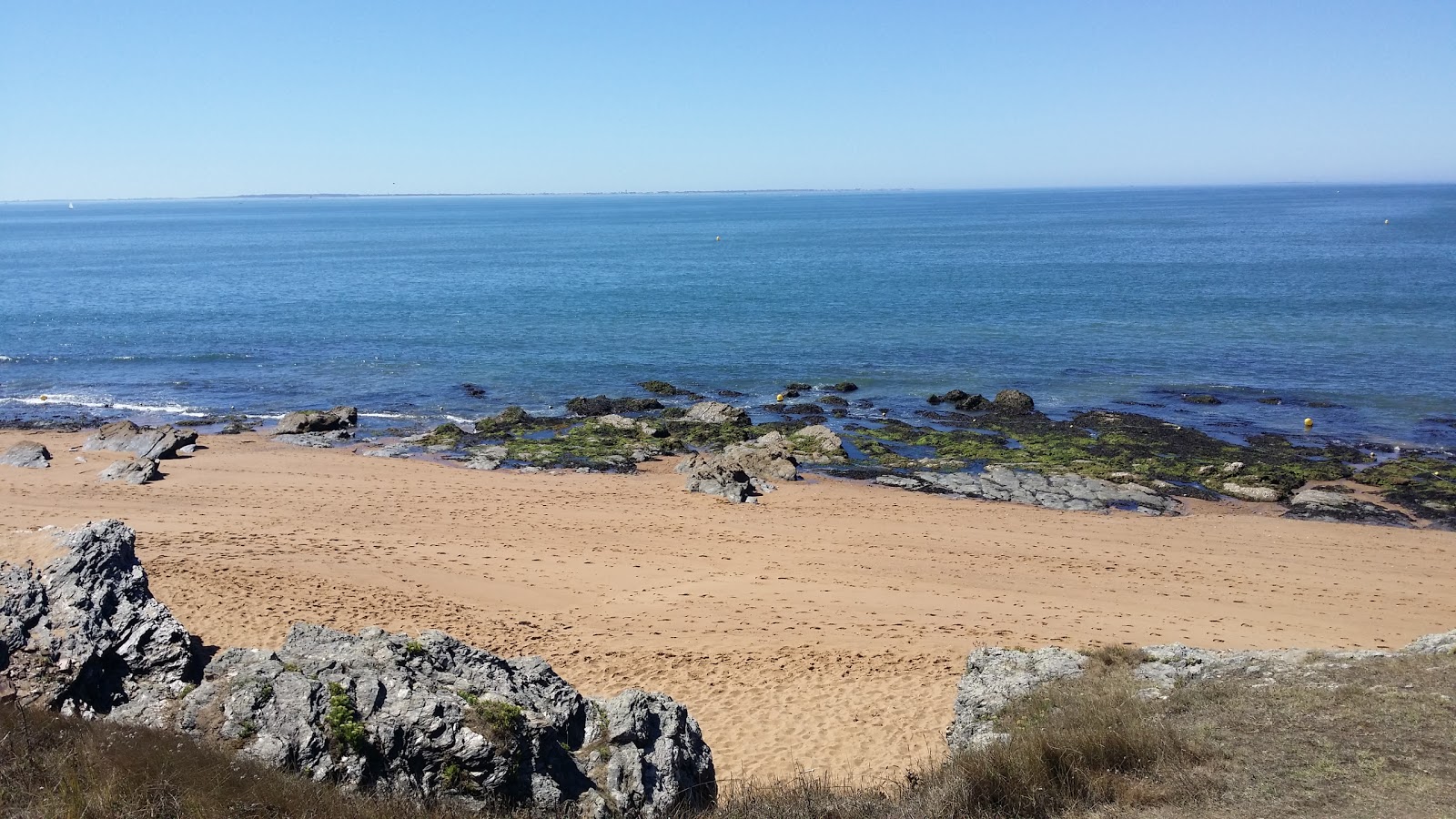Etang beach'in fotoğrafı dağlarla çevrili