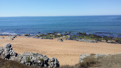 Etang beach'in fotoğrafı dağlarla çevrili