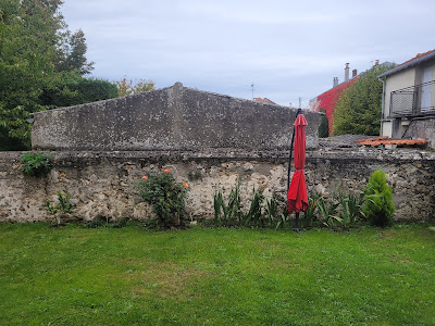 Le jardin de la résidence à Le Mesnil-Saint-Denis