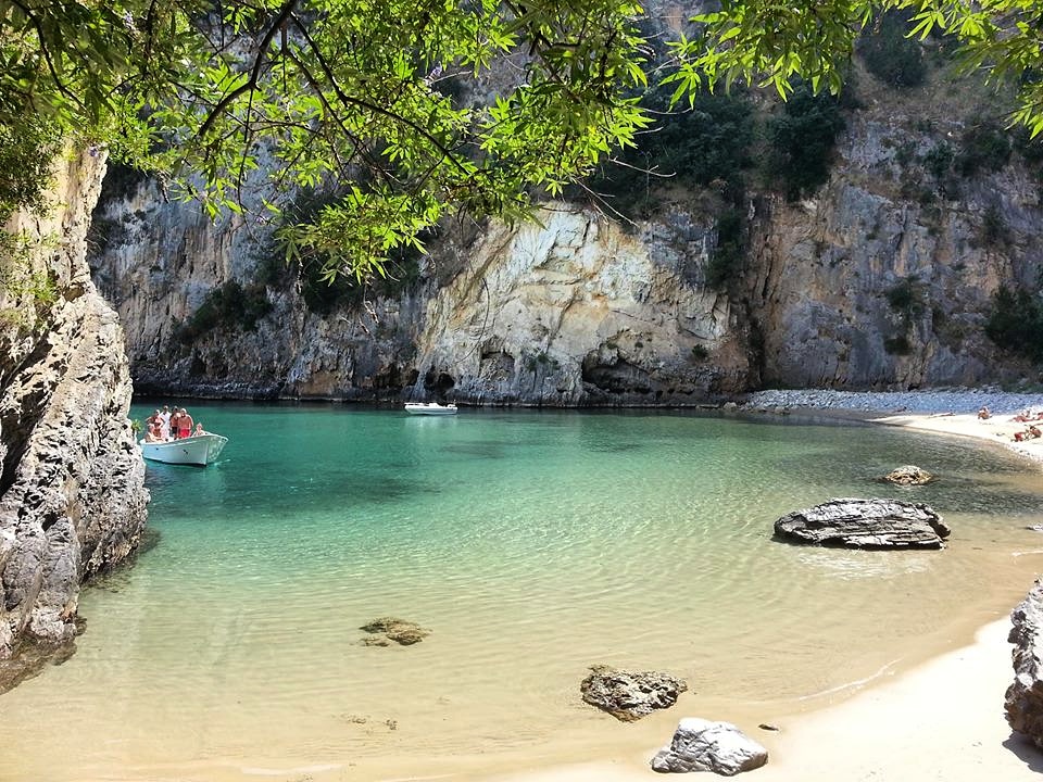 Spiaggia del Buon Dormire的照片 被山脉环绕
