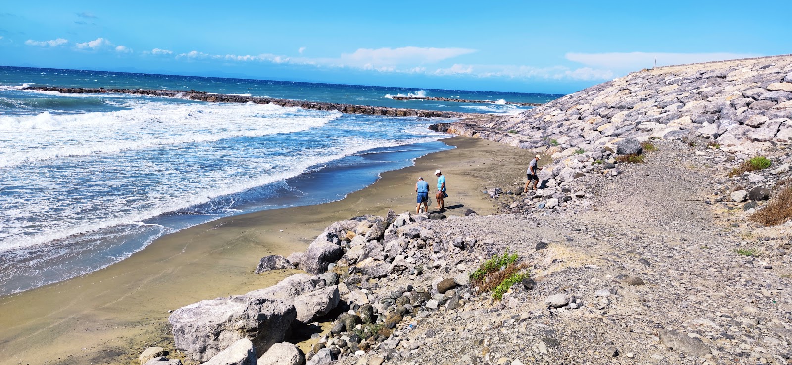 Foto von Kepirce beach mit grauer sand & felsen Oberfläche