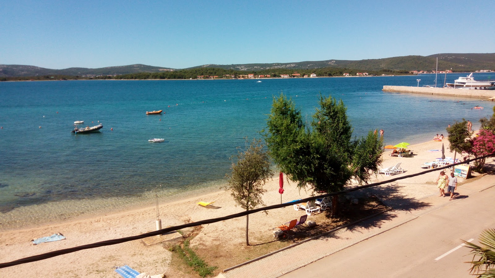 Turanj beach'in fotoğrafı birden fazla uzun koy ile birlikte