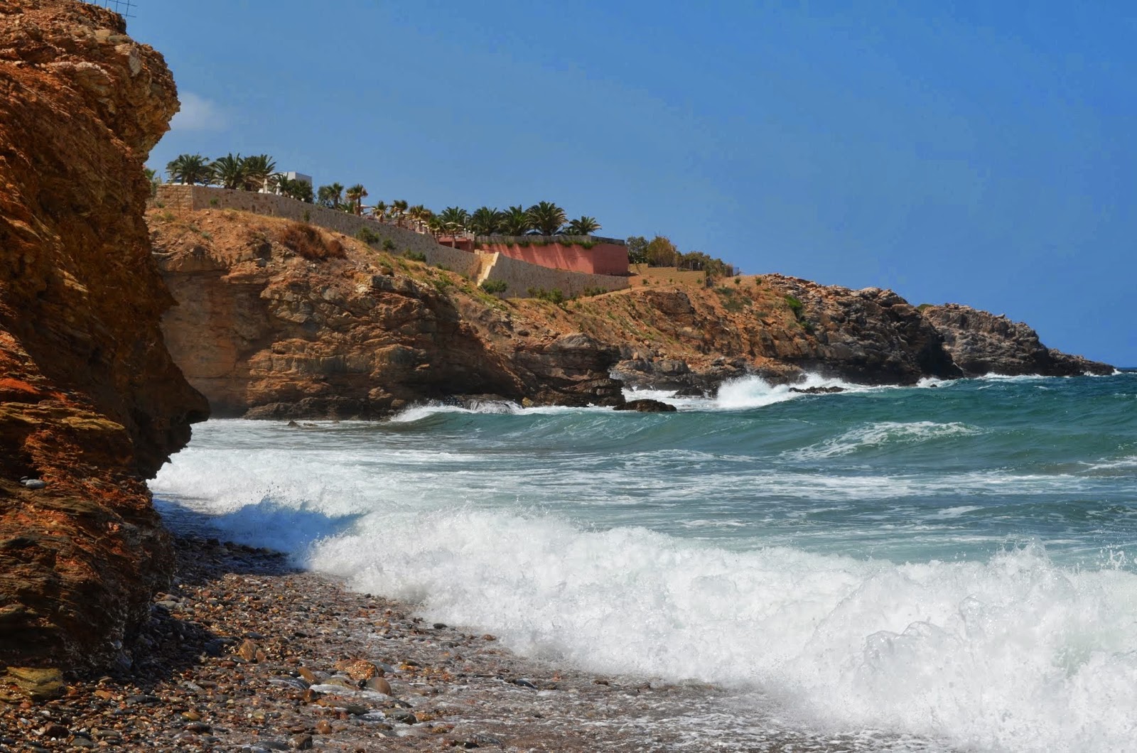Panormos beach的照片 带有碧绿色纯水表面