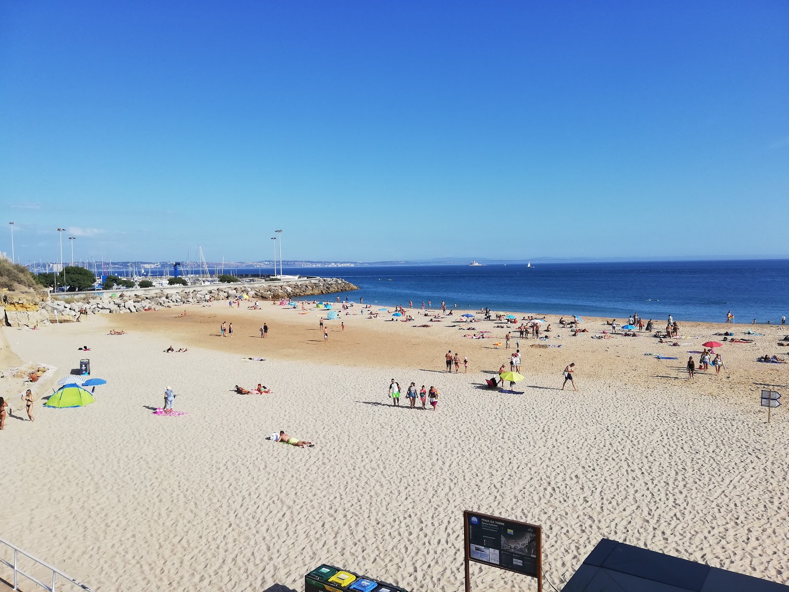 Foto von Praia da Torre und die siedlung