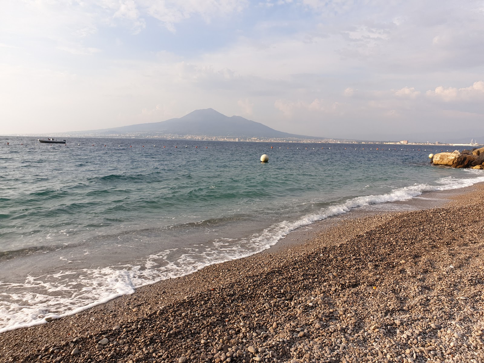 Pozzano beach的照片 带有蓝色的水表面