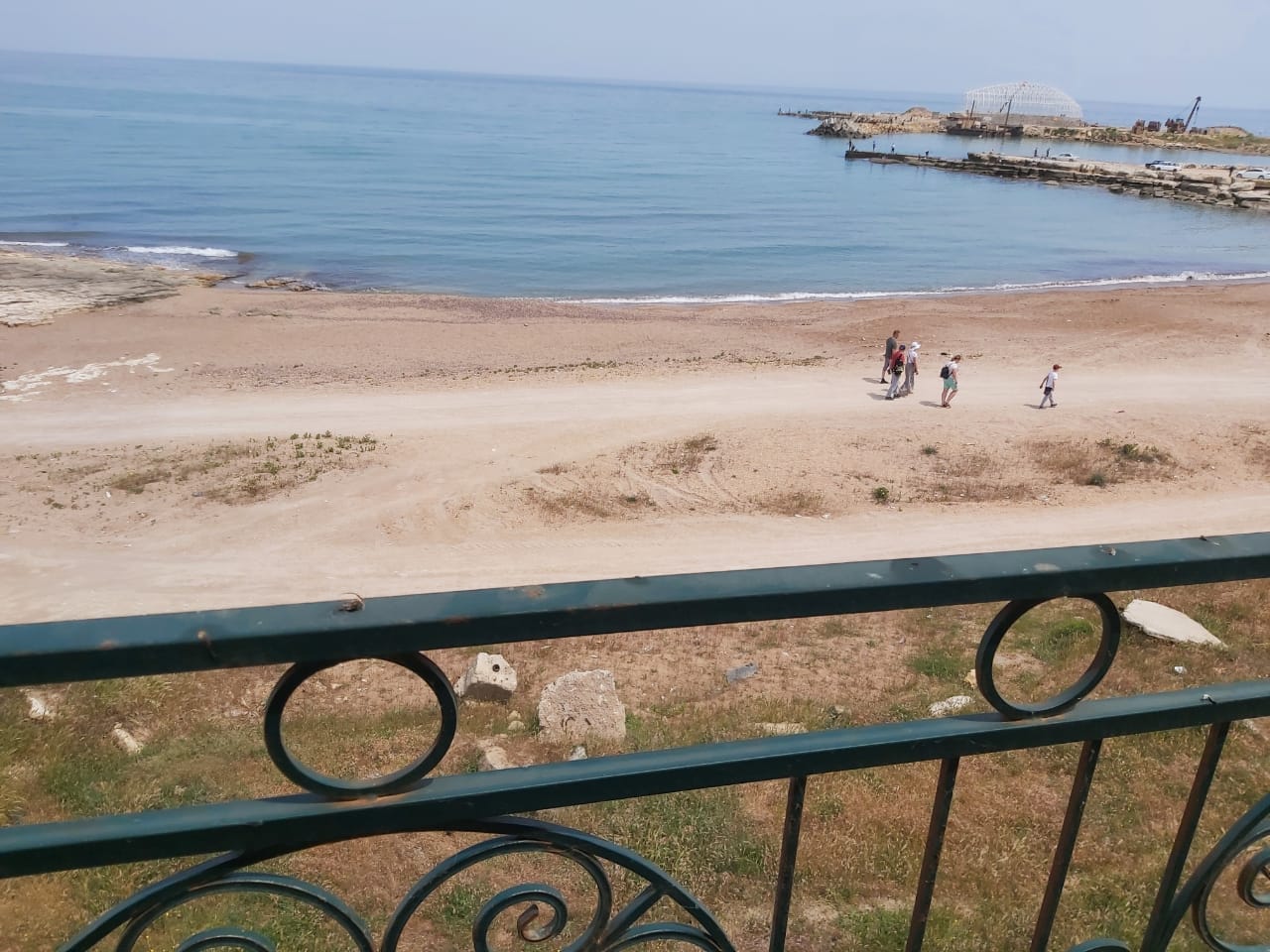 Foto af Assorti Plazh bakket op af klipperne