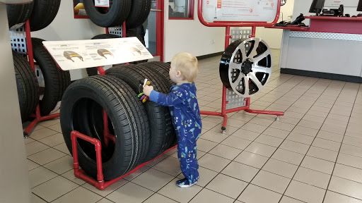 Tire Shop «Discount Tire Store - Encinitas, CA», reviews and photos, 107 N El Camino Real, Encinitas, CA 92024, USA