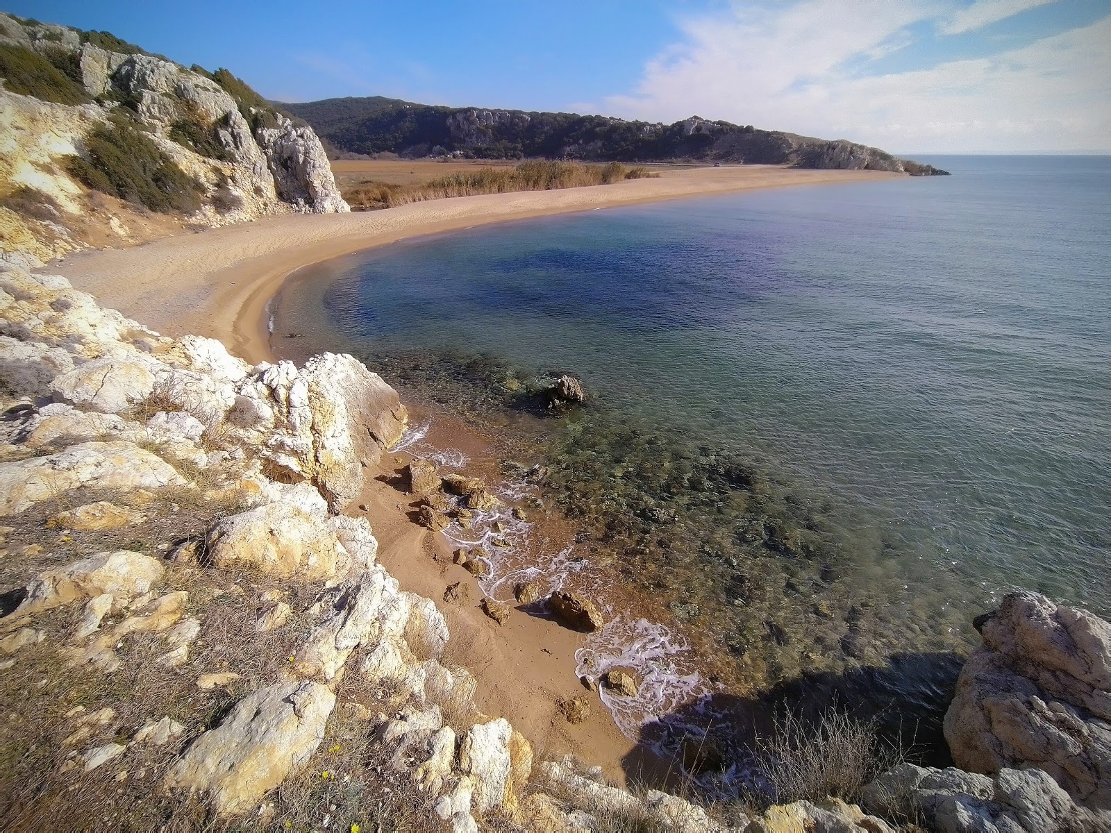 Φωτογραφία του Uzunkum beach II με λεπτή μπεζ άμμος επιφάνεια