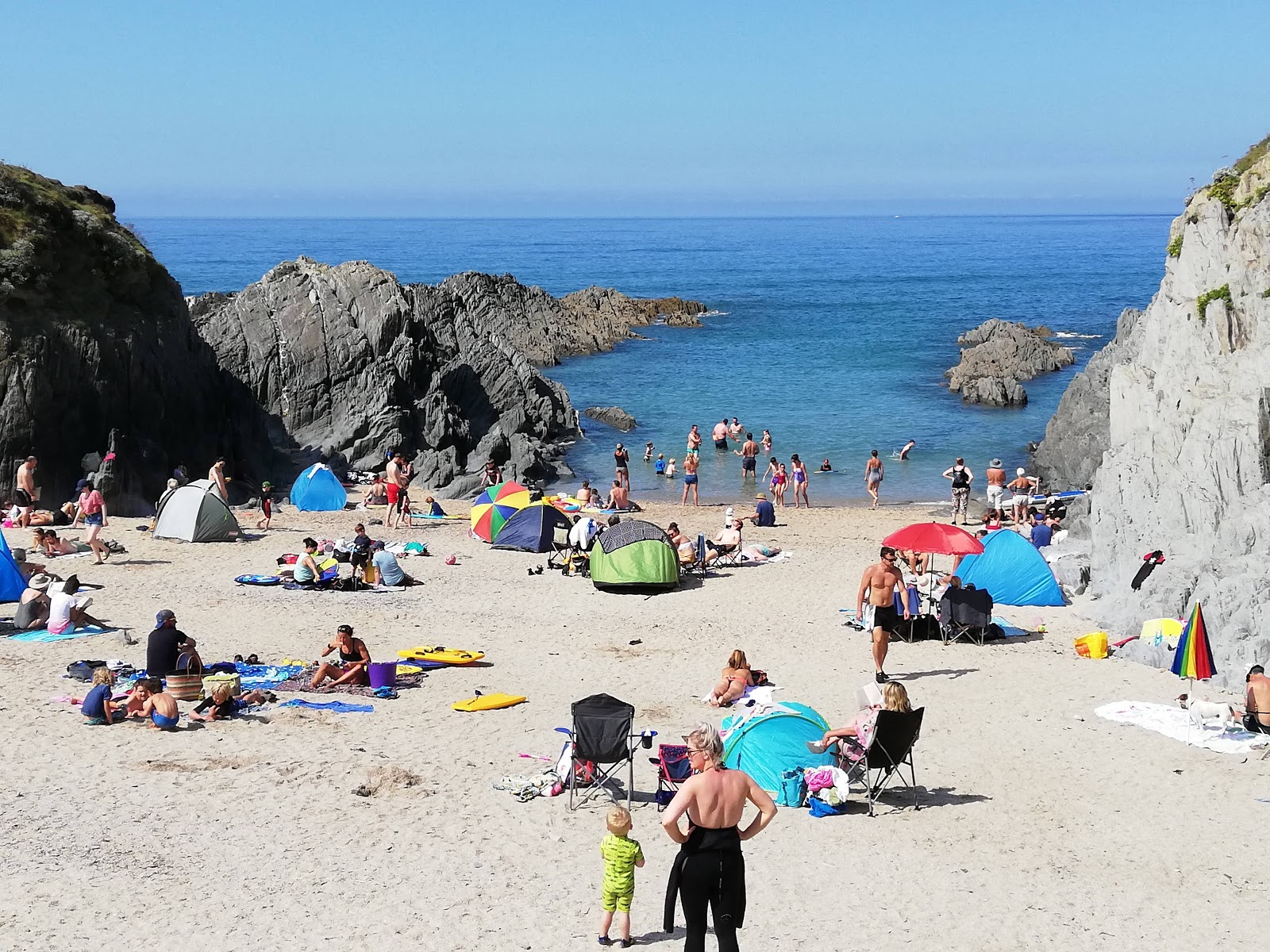 Foto di Barricane beach con una superficie del sabbia di conchiglia luminosa