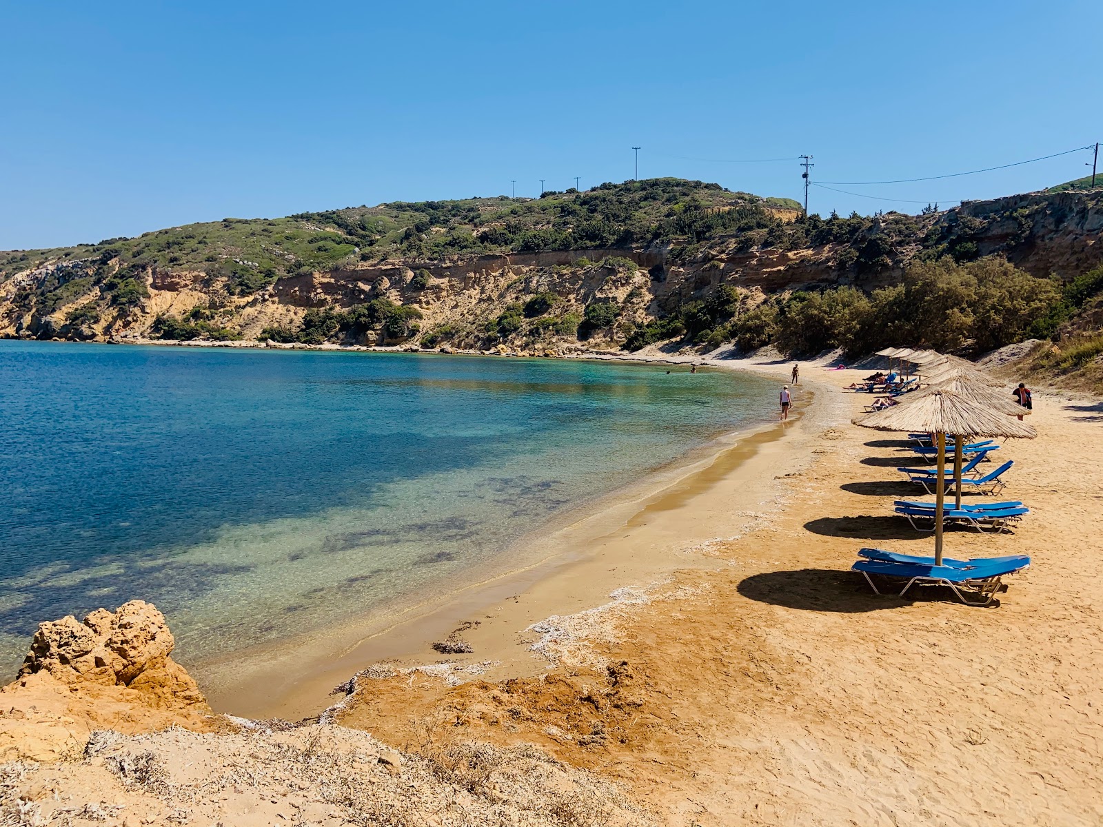 Zdjęcie Limnionas beach z powierzchnią jasny piasek i skały