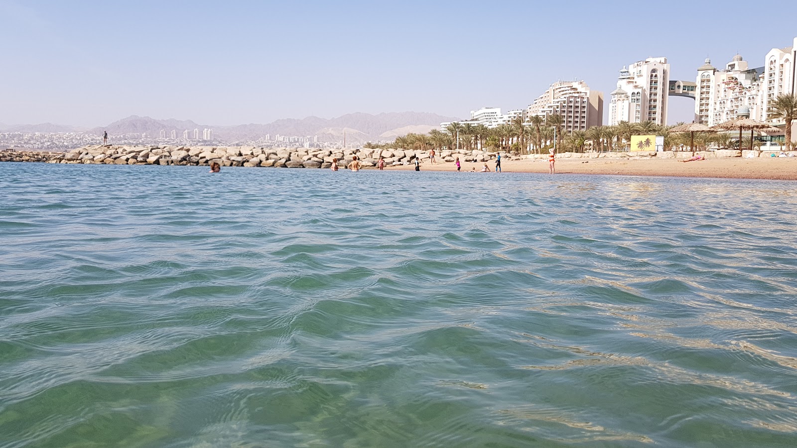 Zdjęcie HaDatiyim Beach poparte klifami