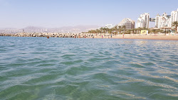 Foto von HaDatiyim Beach von Klippen umgeben