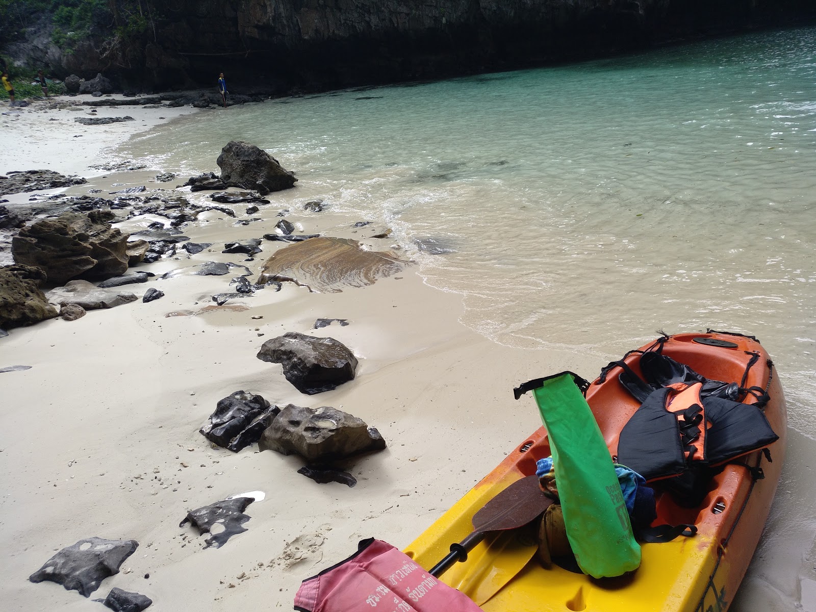 Foto von Wang Long Bay Beach umgeben von Bergen