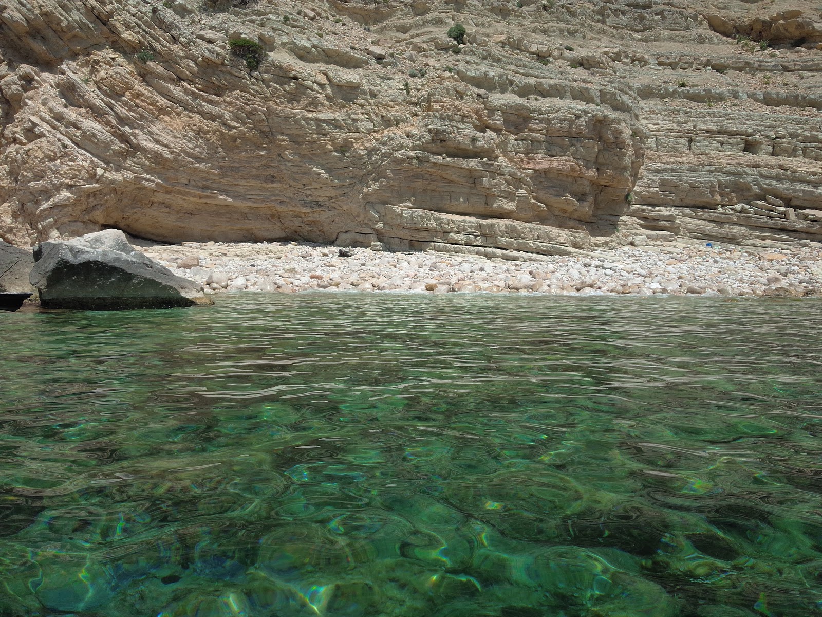 Foto von Cala d'Inferno umgeben von Bergen