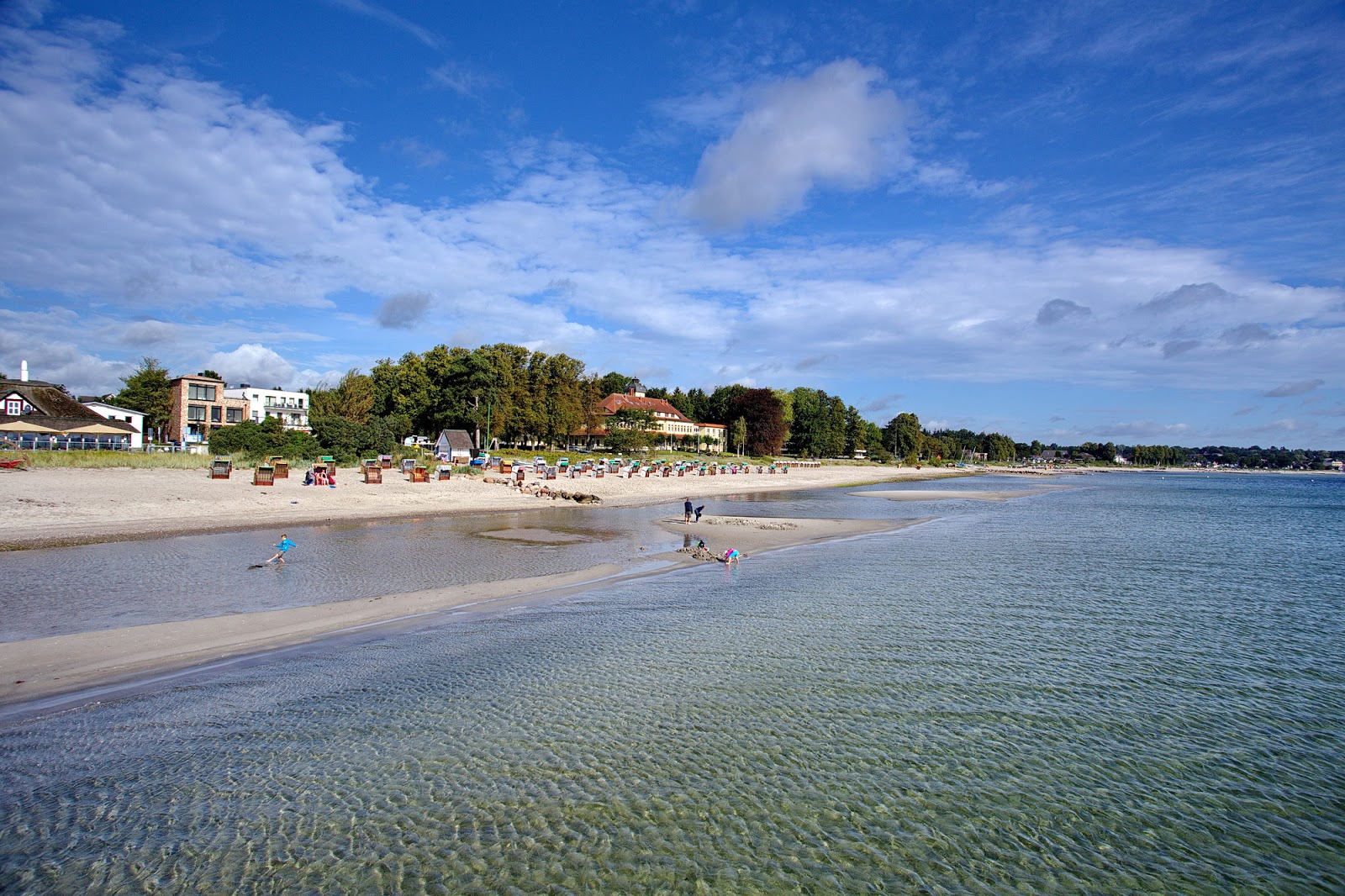 Foto van Haffkrug strand met turquoise puur water oppervlakte