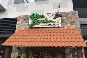 Olive Garden La Aurora Plaza image