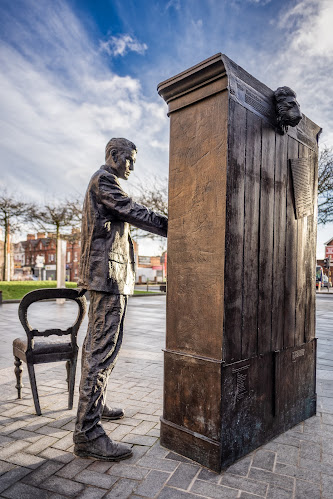 Reviews of CS Lewis Statue - The Searcher in Belfast - Shop