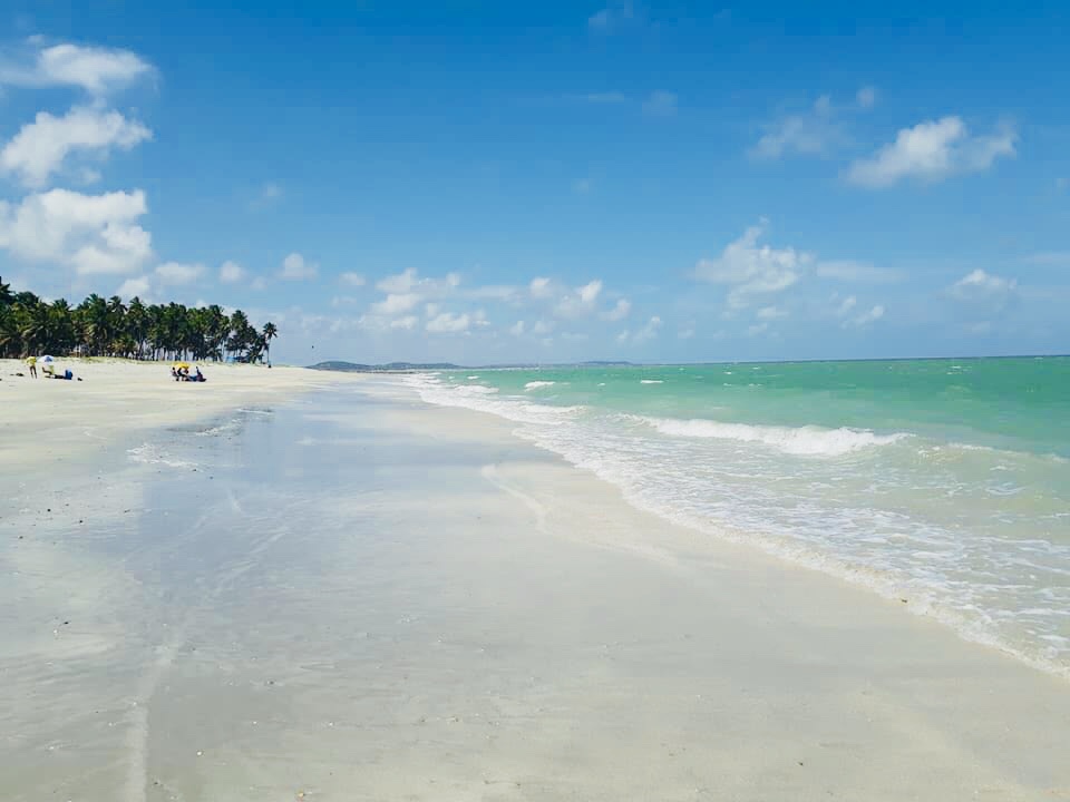 Foto van Praia de Jaguaribe met helder zand oppervlakte