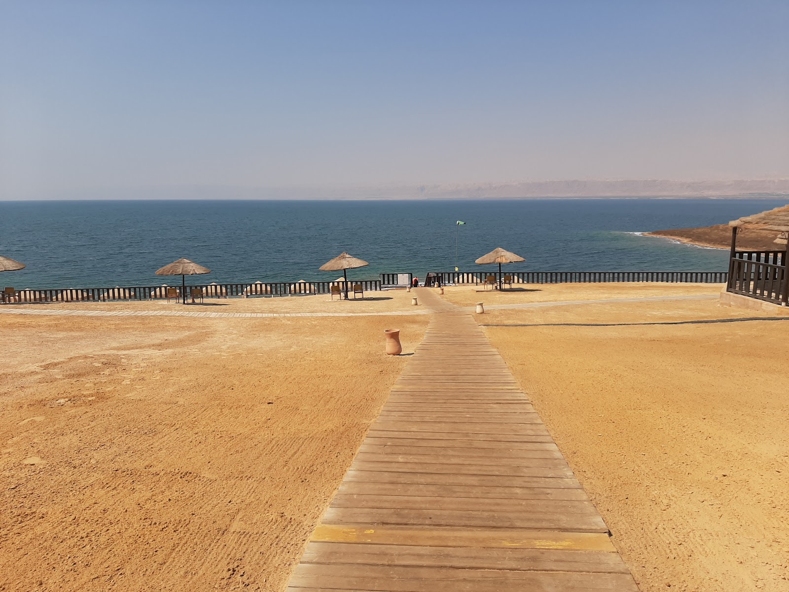 Foto von Hilton Dead Sea Beach mit türkisfarbenes wasser Oberfläche