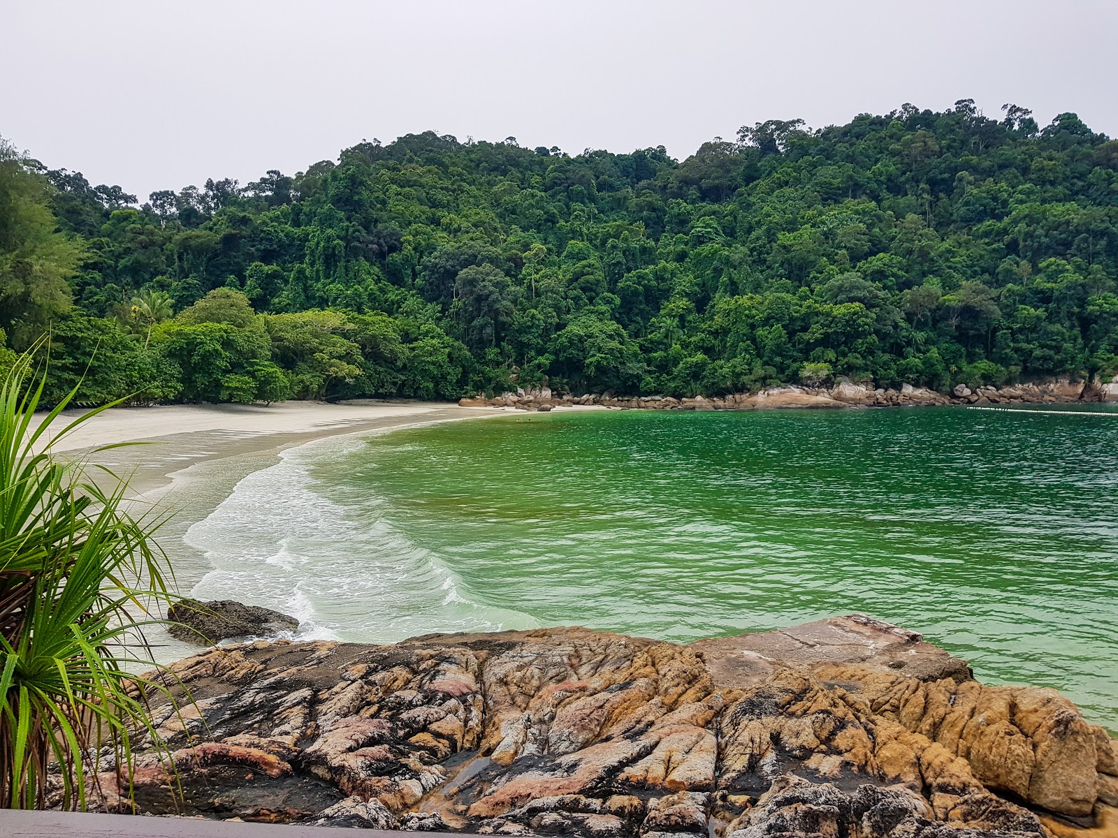 Zdjęcie Emerald Bay Beach poparte klifami