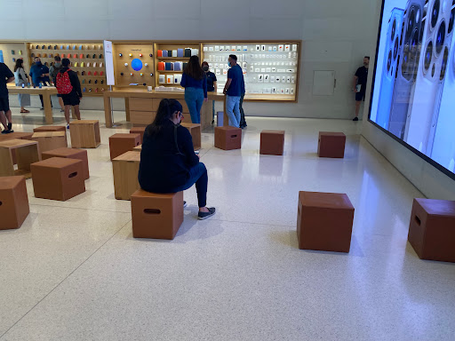 Apple Broadway Plaza image
