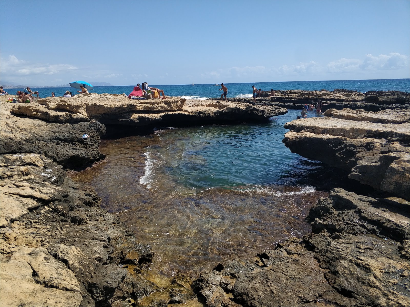 Platja dels Banyets de la Reina'in fotoğrafı dağlarla çevrili